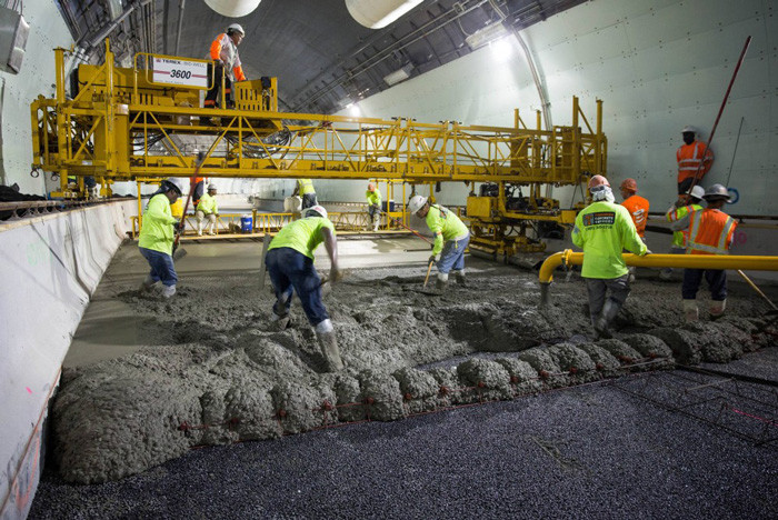 Crew workers laying the final section of concrete (credit: portofmiamitunnel.com)